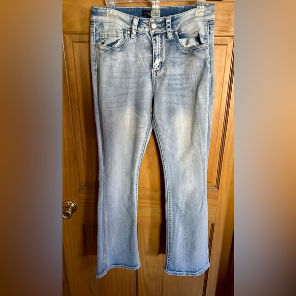 ⭐️Fire & Rain Y2K Style Light Wash Back Pockets Cross Rhinestone Accents Jeans⭐️ - Picture 2 of 9